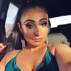 Meet your Posher, Amelia